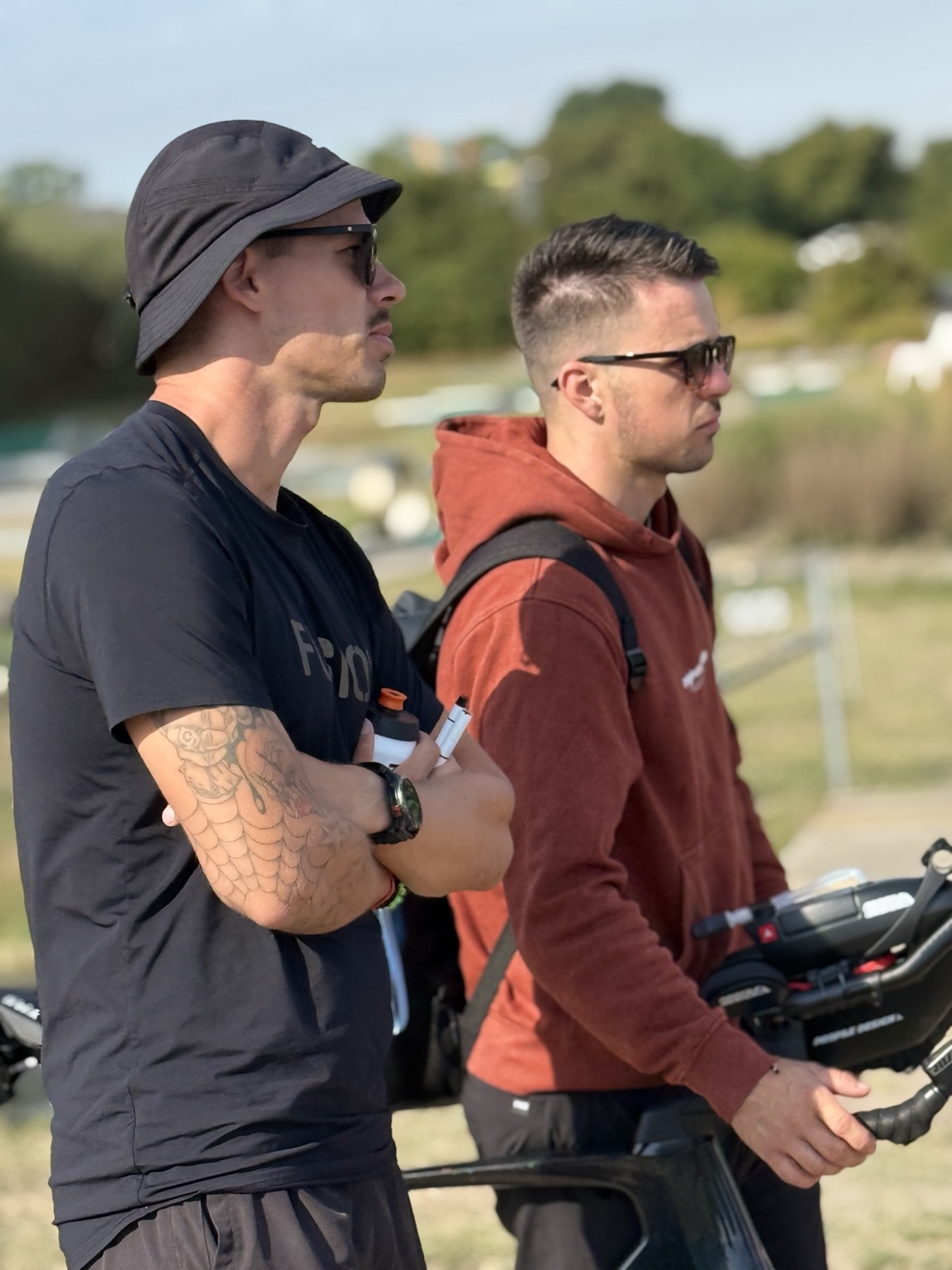 To deltagere ved en fælles cykelaktivitet